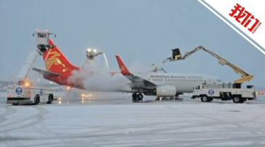 受降雪影响首都机场部分航班取消 实拍除冰除雪车对飞机定点除冰